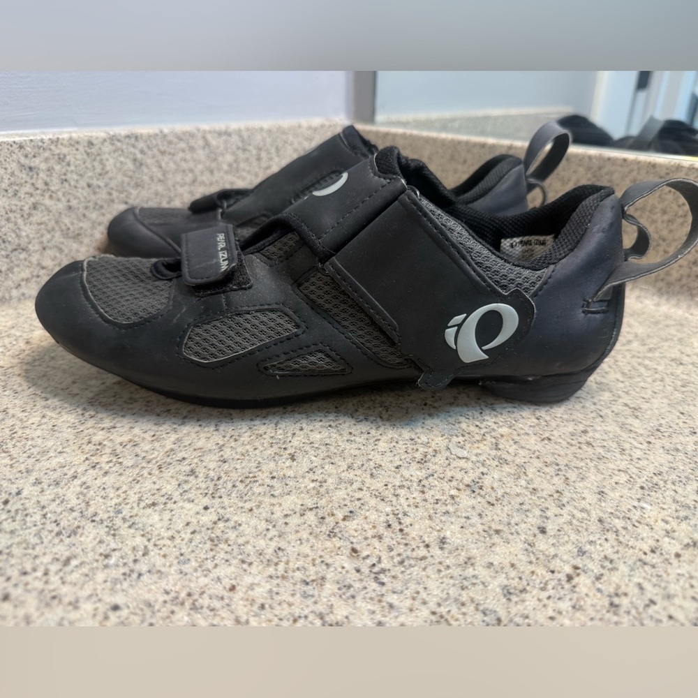Pearl Izumi Black Triathlon Cycling shoes with Velcro strap